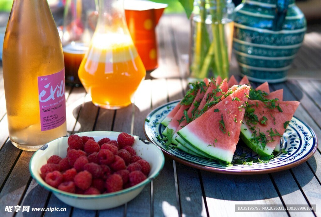 夏日缤纷水果与清凉饮品
