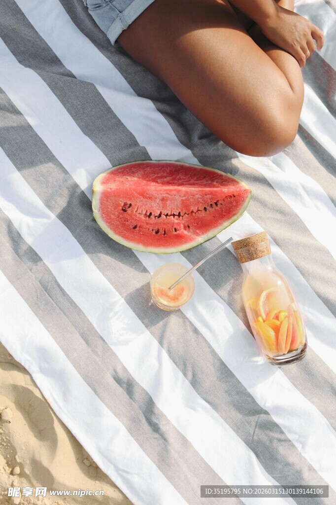 沙滩上的西瓜与惬意时光