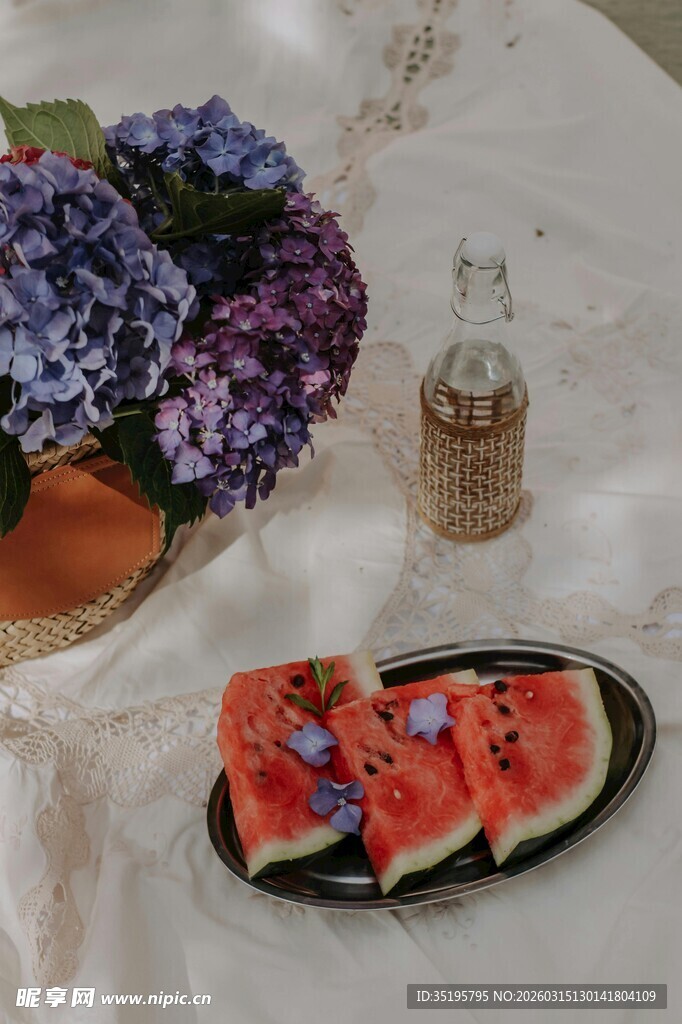 夏日野餐美食与鲜花