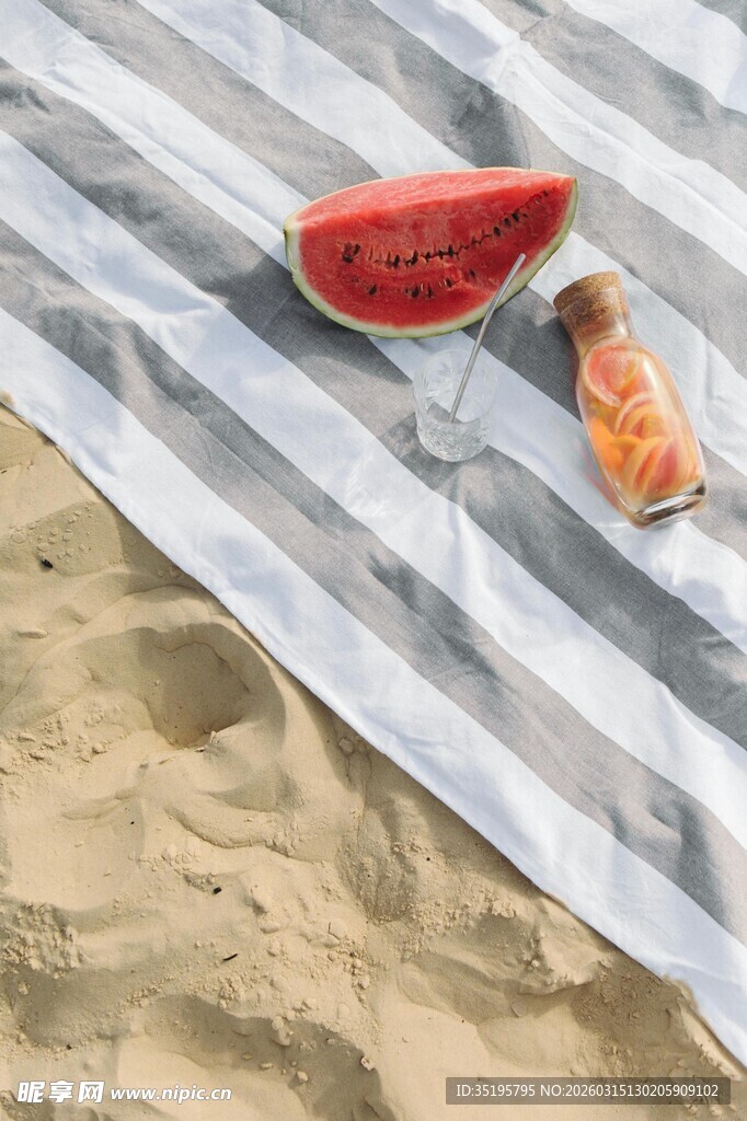 沙滩上的西瓜与小食