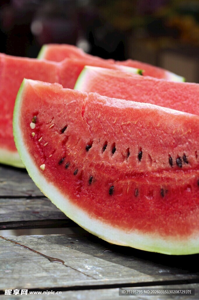 切片西瓜摆于木桌