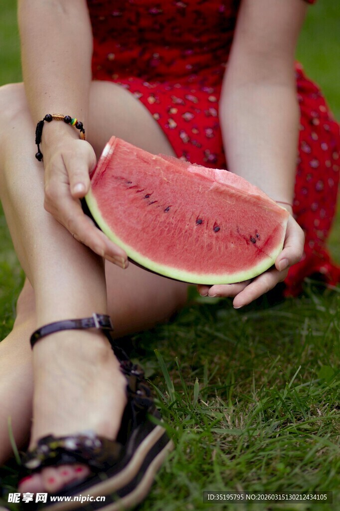 女孩草地捧食西瓜瞬间