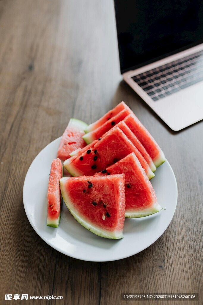 木桌上的美味西瓜切片