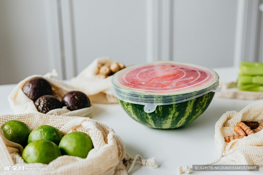 新鲜果蔬摆放在桌