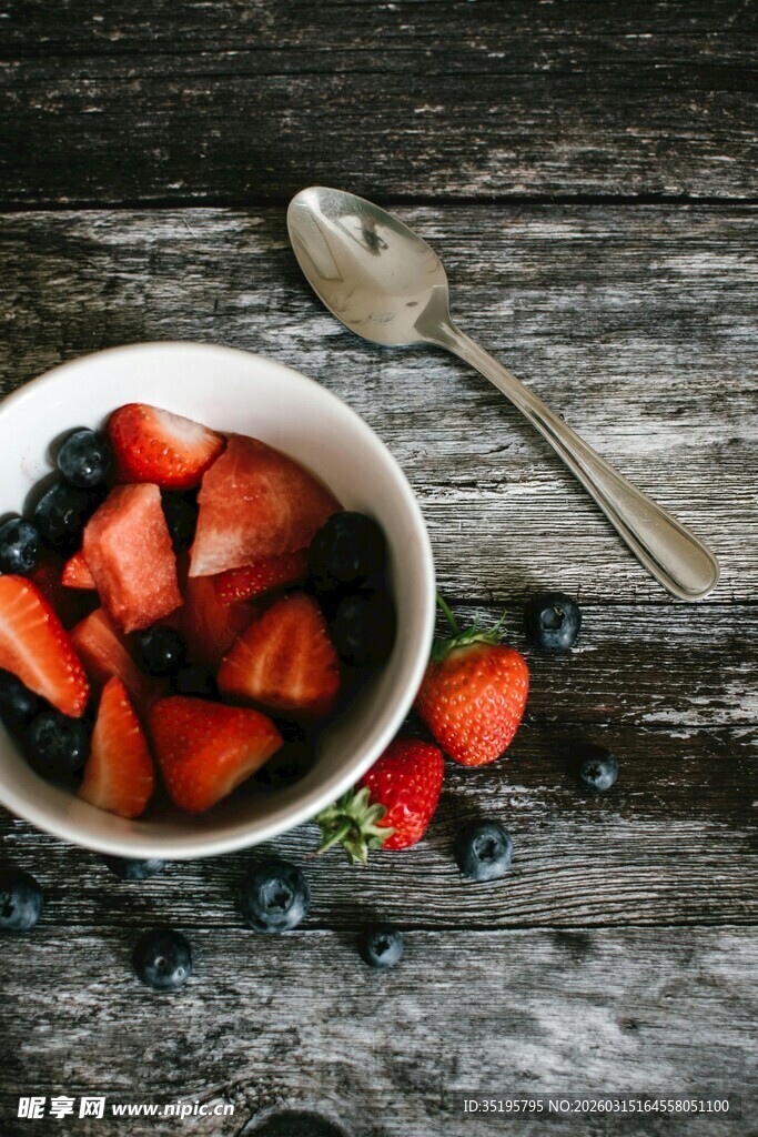 碗中新鲜草莓与蓝莓
