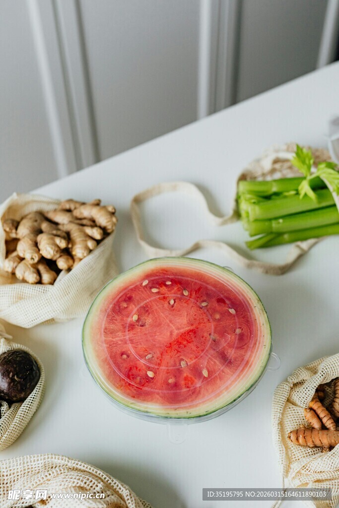 多样果蔬与面点的美味组合