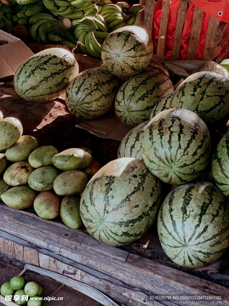 摊位上的新鲜西瓜和水果