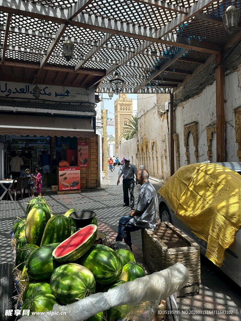 露天摊位上的多彩蔬果
