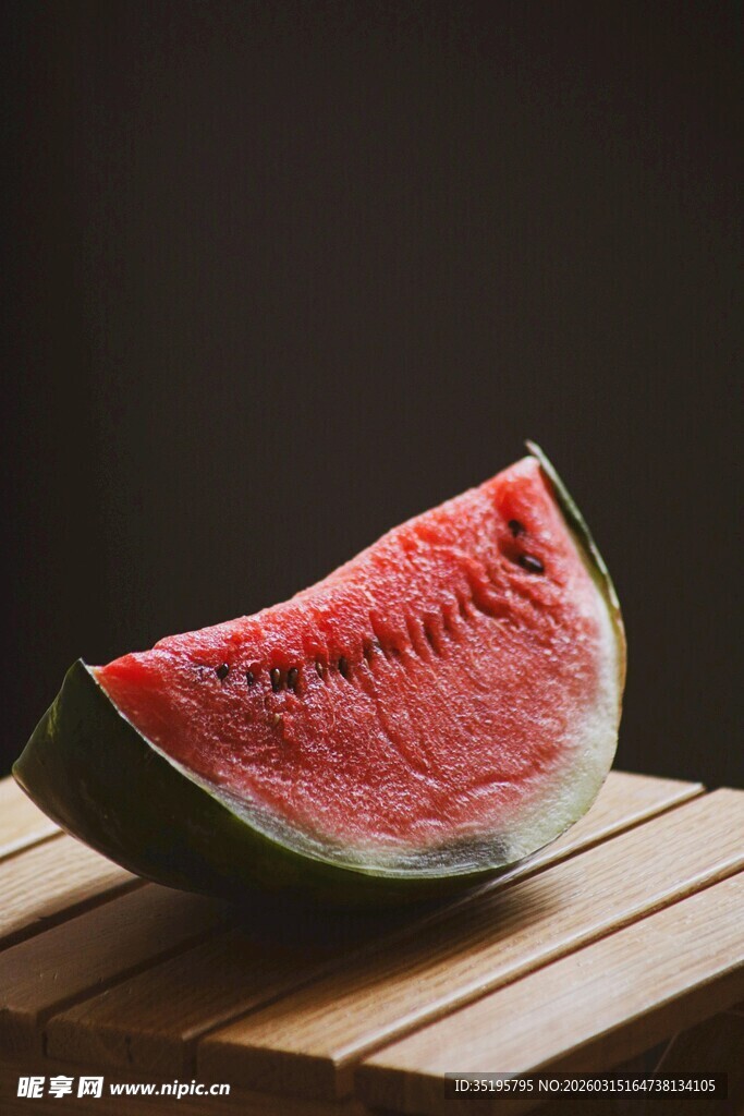 木桌上的新鲜西瓜切片