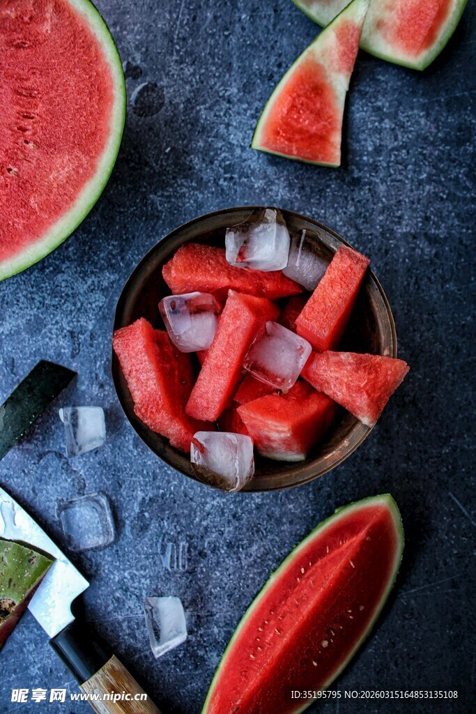 冰爽西瓜碗夏日清凉时刻