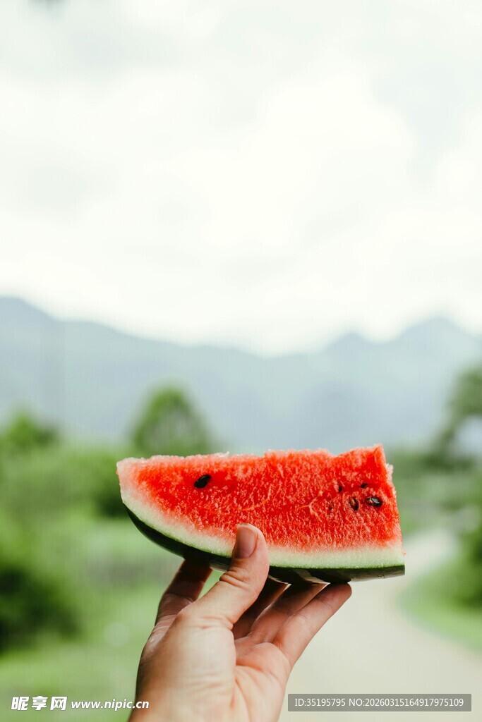 手捧鲜切西瓜