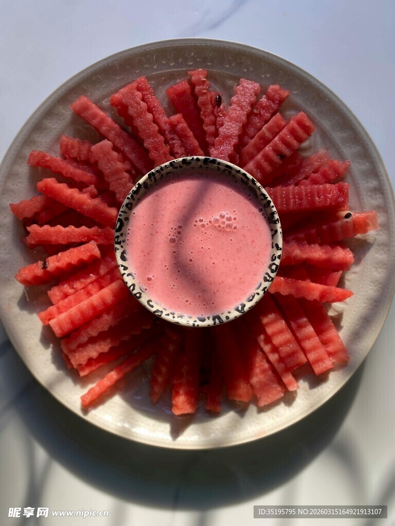 草莓环绕的粉色饮品拼盘