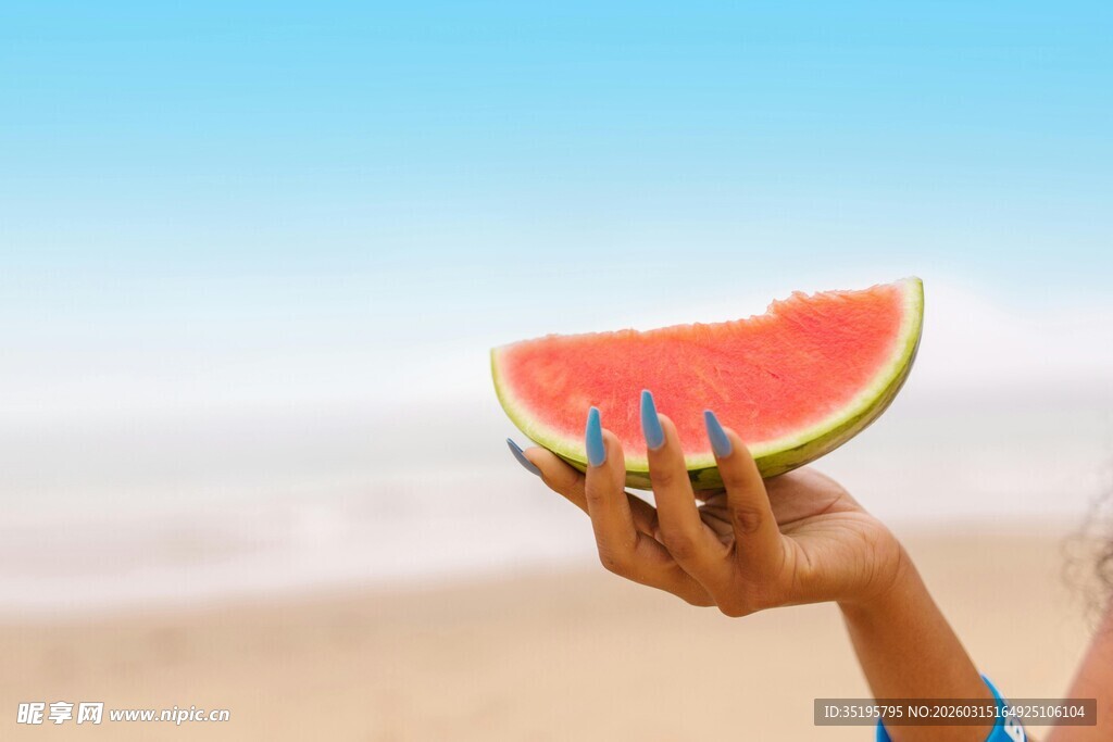 海边手持西瓜的靓丽美甲