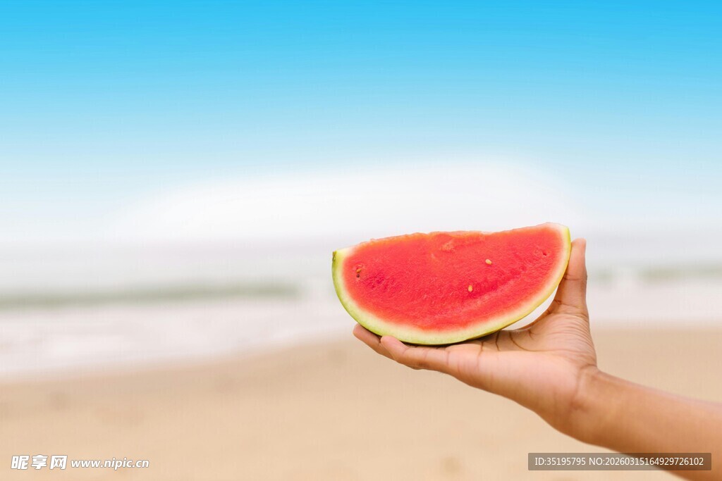 海边手持西瓜片的惬意时刻