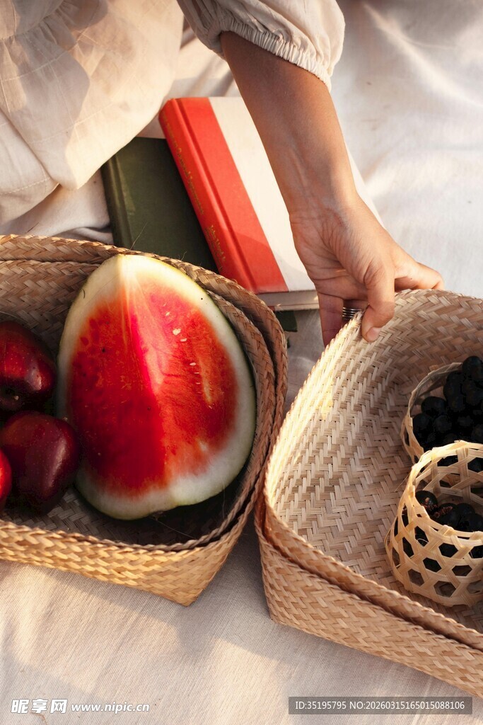 夏日野餐水果篮场景