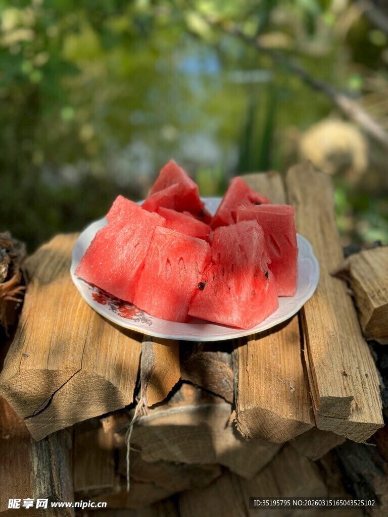 木桌上的新鲜切块西瓜