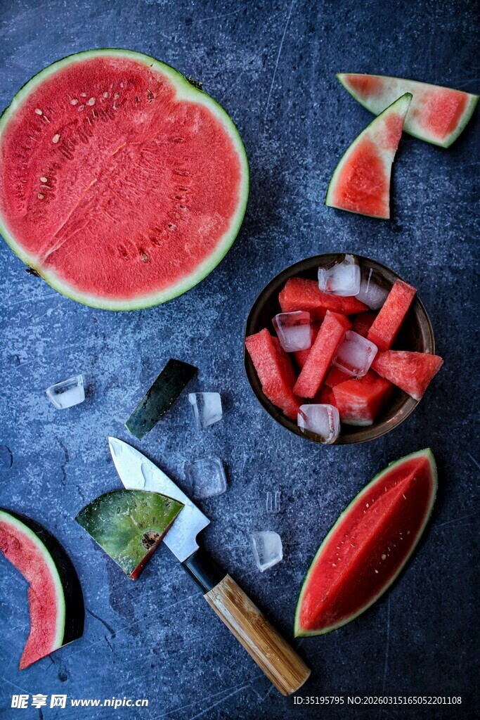 新鲜西瓜切片与刀具摆放