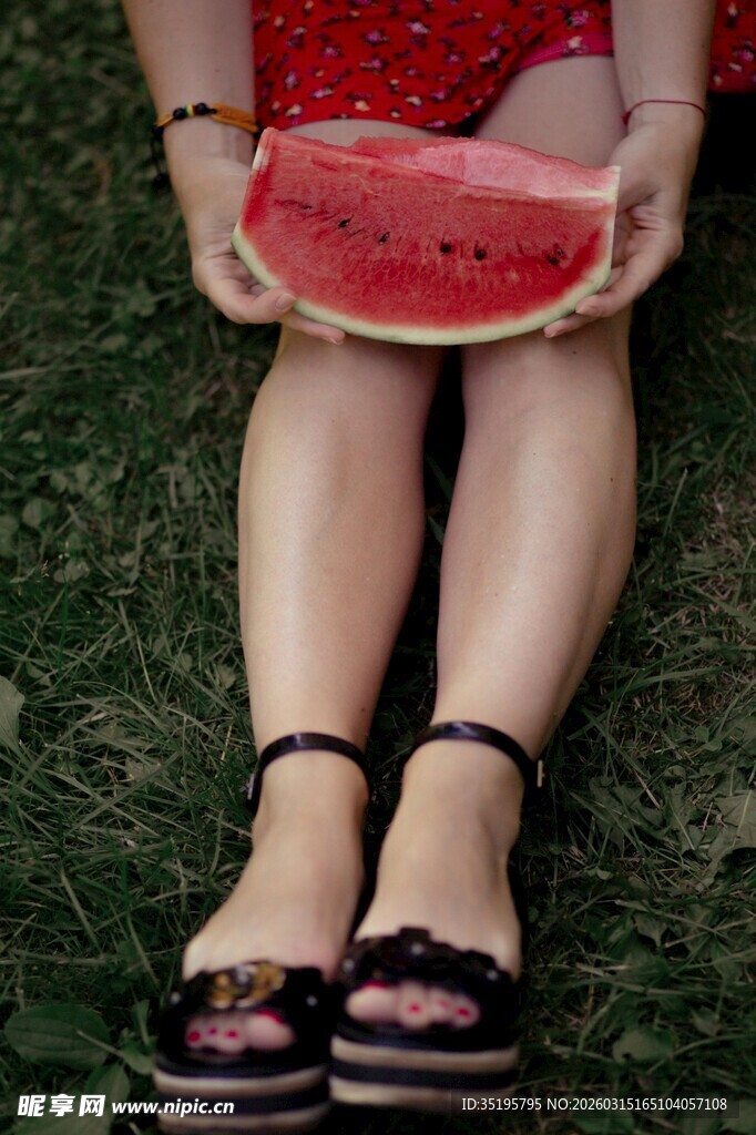 女孩草地捧西瓜的惬意瞬间