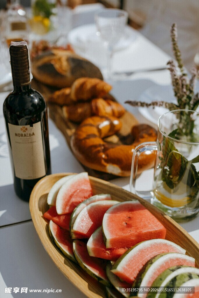 美味佳肴与美酒的聚会