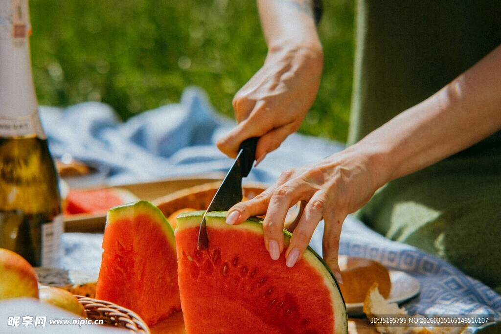 户外野餐切西瓜美好瞬间