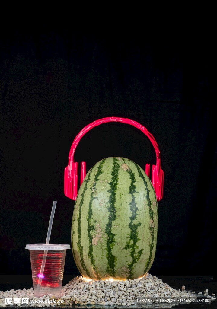 西瓜戴耳机的趣味场景
