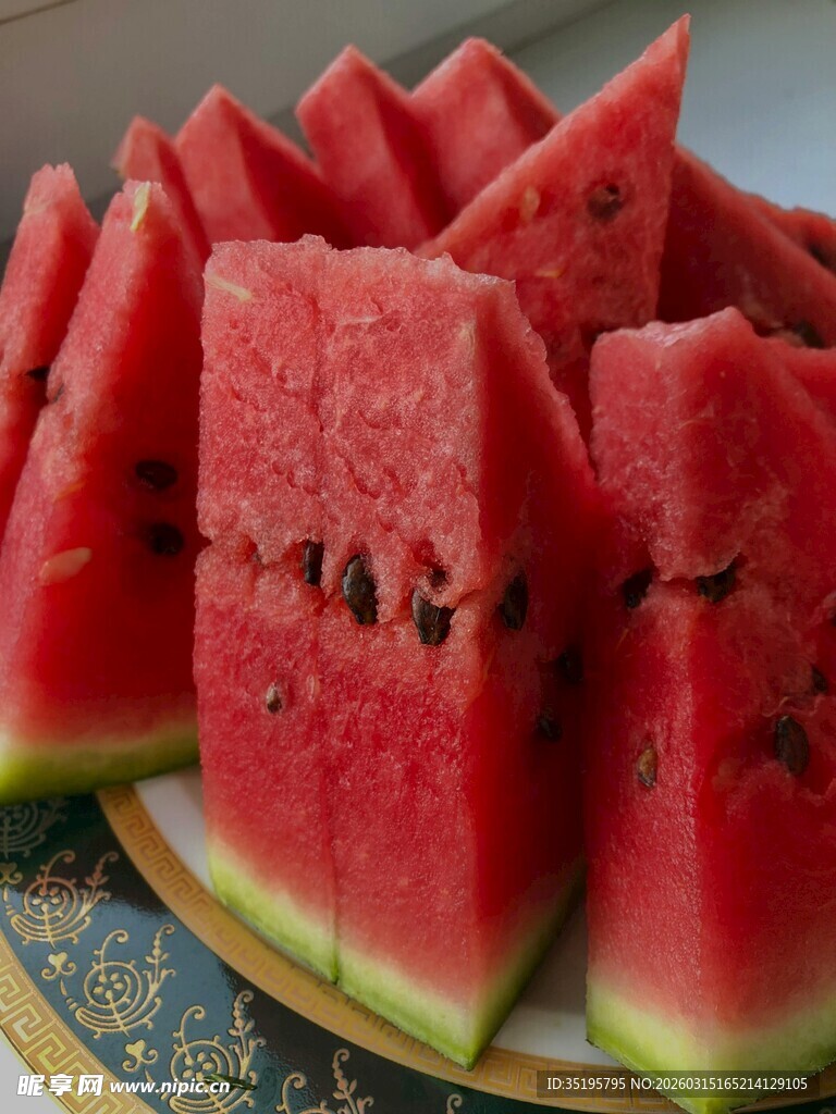 新鲜切块西瓜诱人上桌