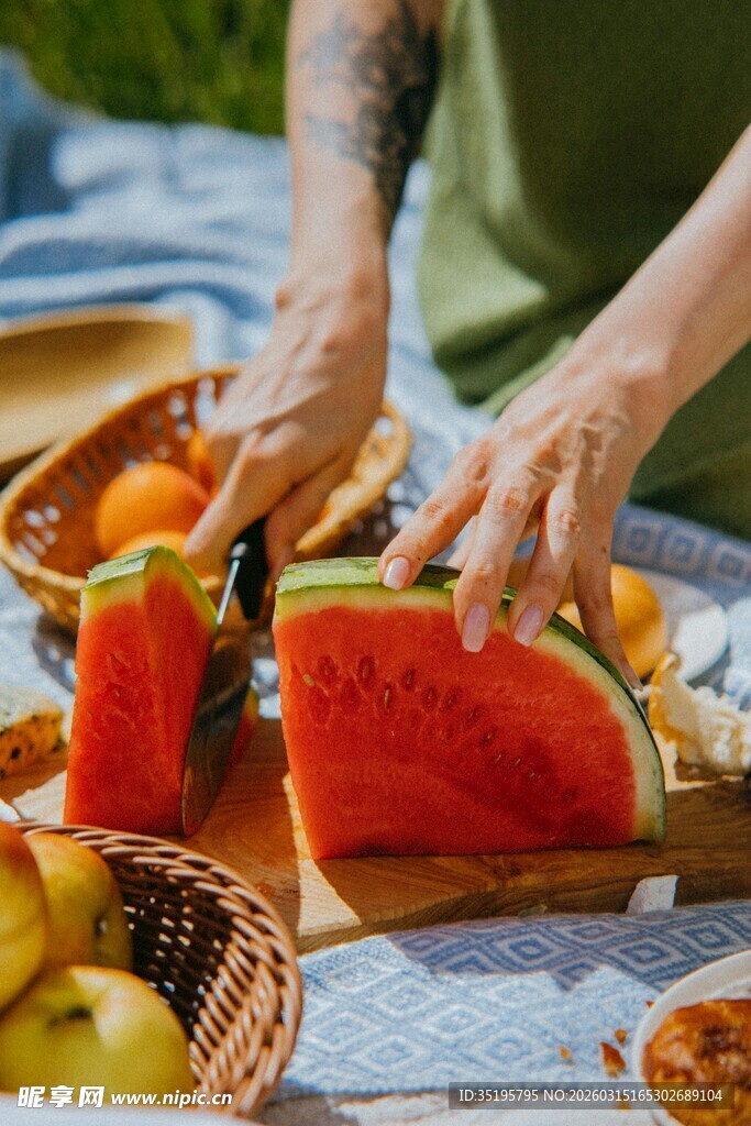 夏日户外切西瓜野餐场景