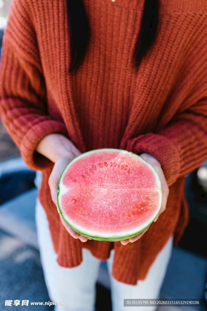 手捧红心西瓜的温暖瞬间