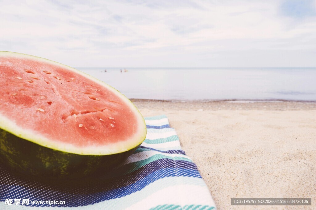 海滩上的西瓜与条纹毛巾