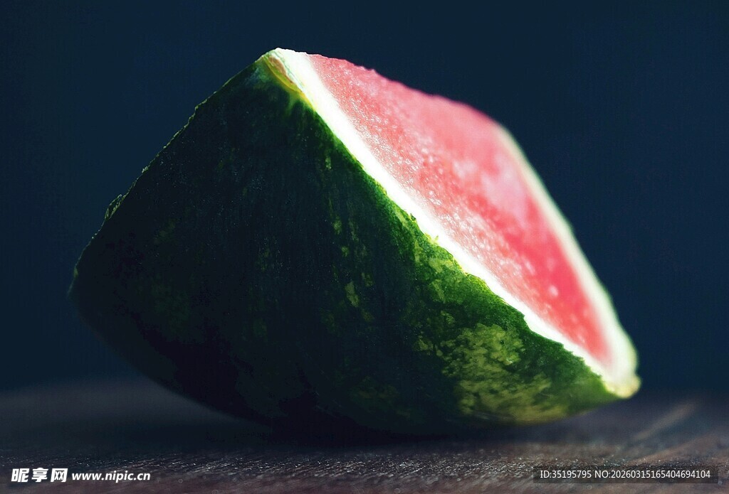 一块切开的新鲜西瓜