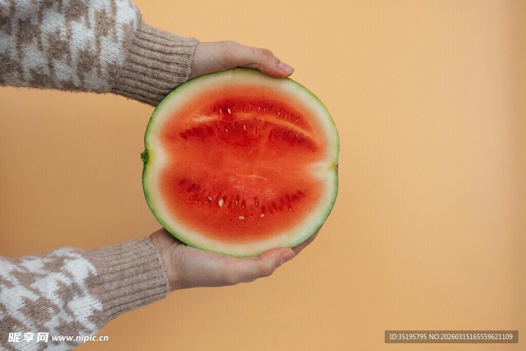 双手捧起的鲜红西瓜