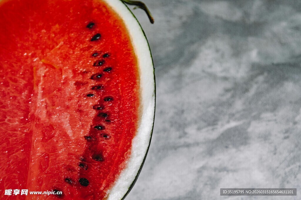 鲜红多汁西瓜切片特写