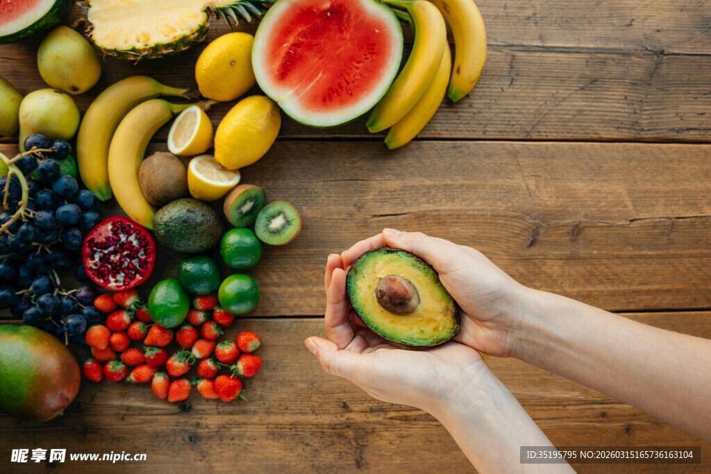 双手捧牛油果的多彩水果图