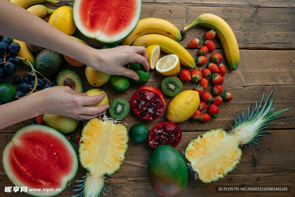 双手挑选多样新鲜水果