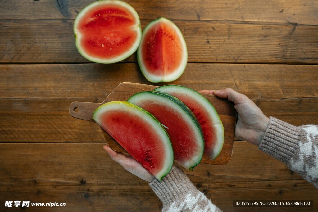 手捧切片西瓜的温馨画面