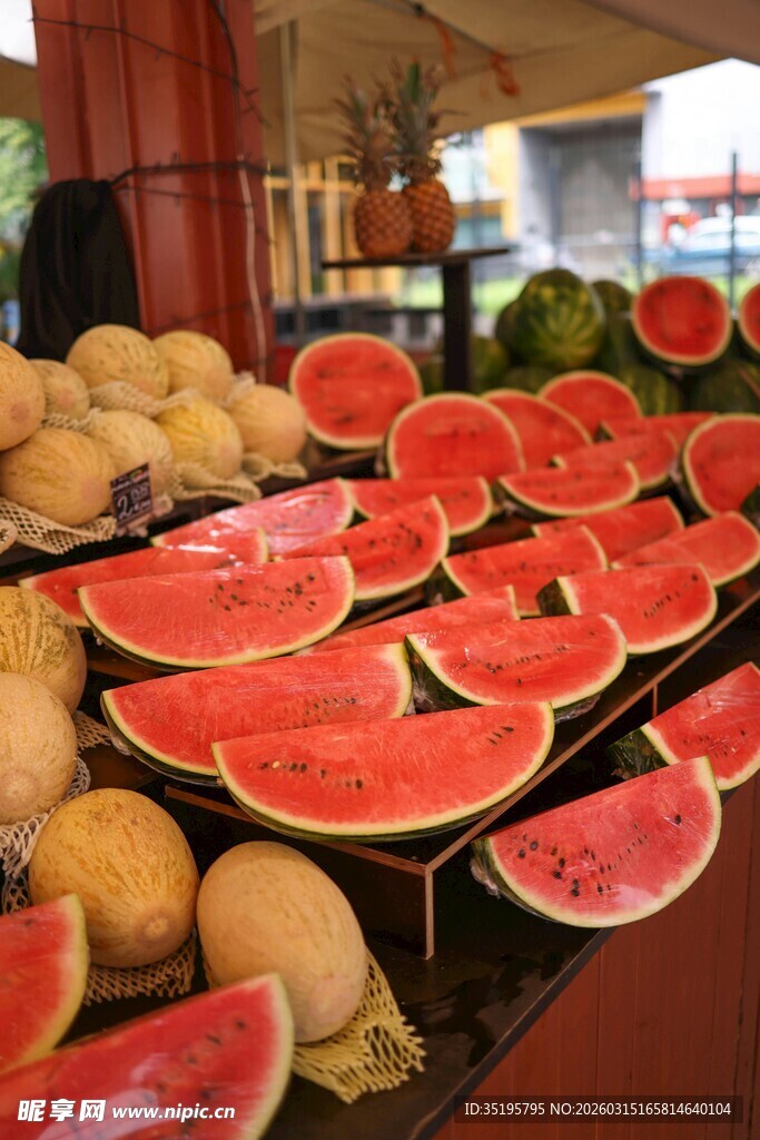 新鲜多样水果摊位展示