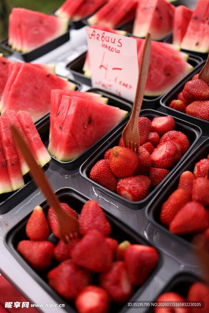 新鲜西瓜草莓待售