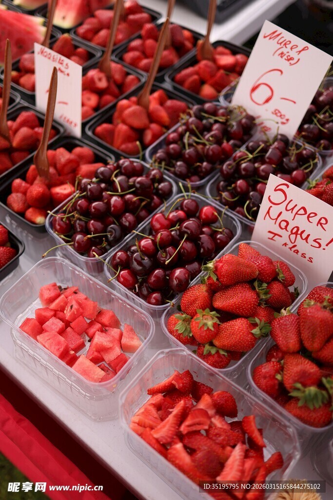 新鲜多样水果摊位展示