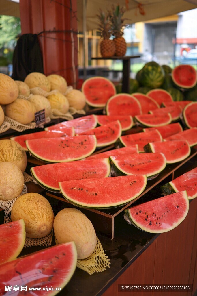 新鲜多样水果陈列展示