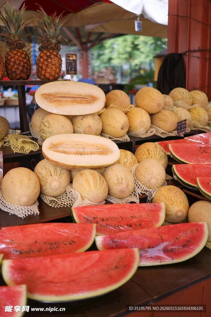 丰盛水果拼盘展示