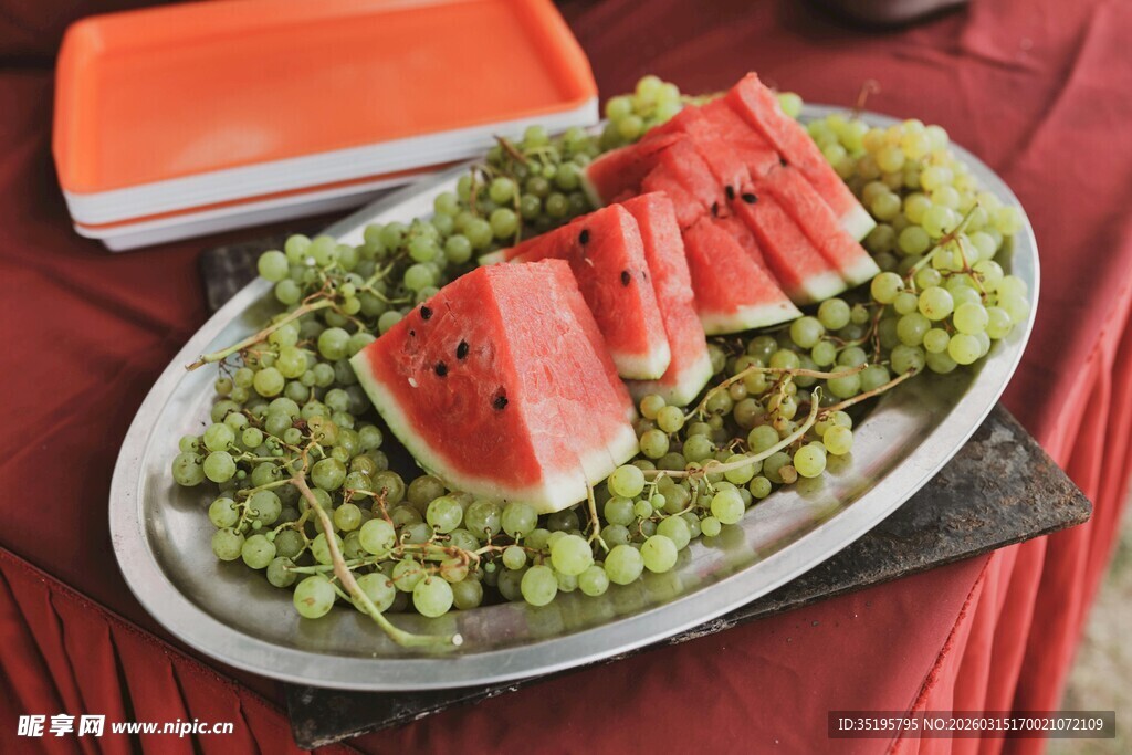 美味蟹肉配蔬菜摆盘