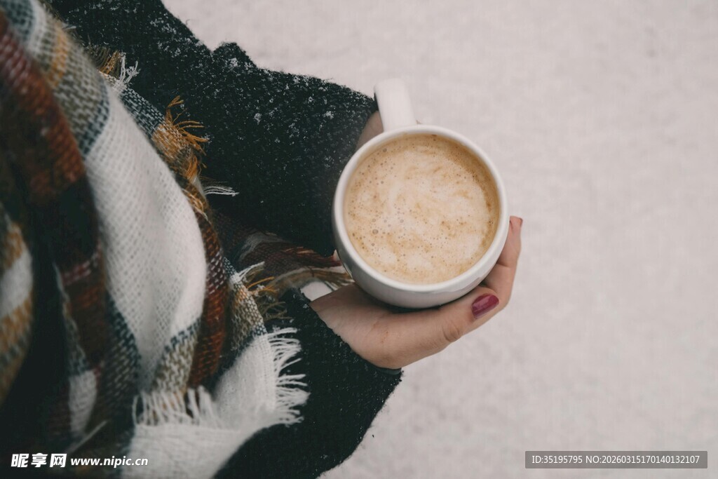 手持精美拉花咖啡特写