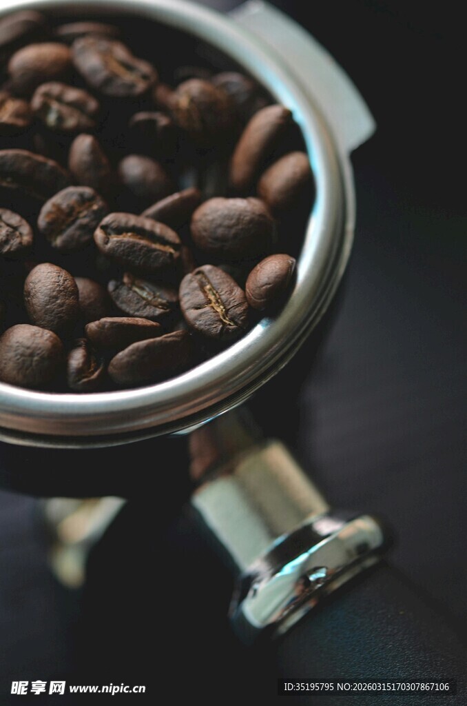 金属容器中的烘焙咖啡豆