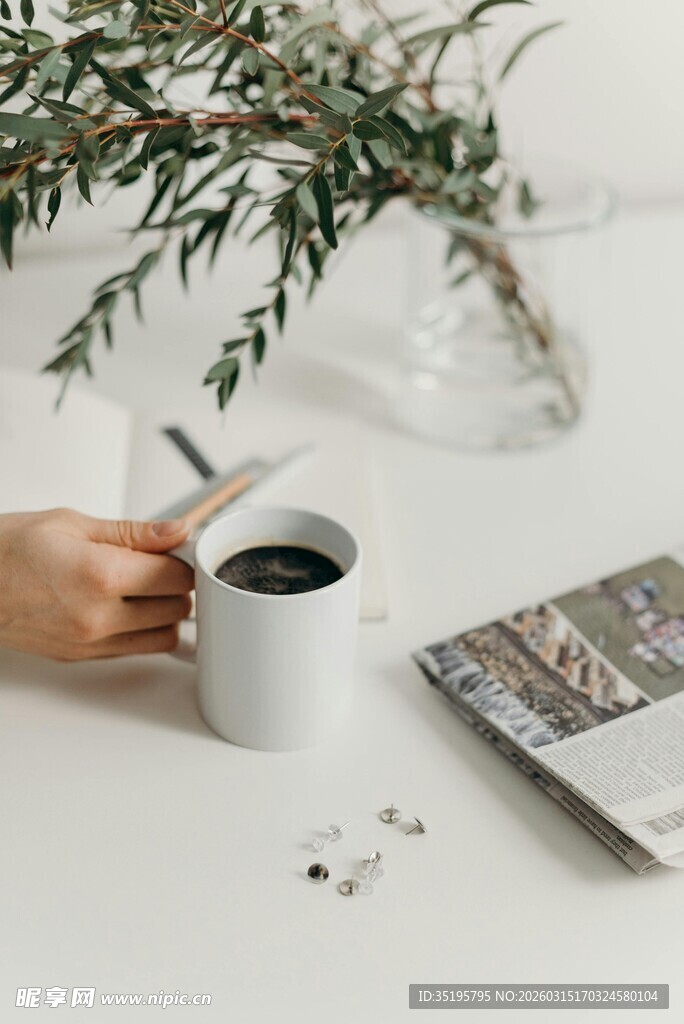 手捧咖啡的惬意桌面时光