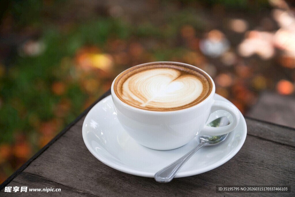 木桌上的拉花咖啡
