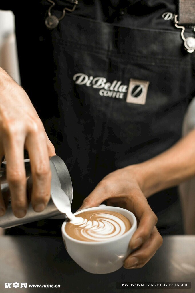 咖啡师制作精美拉花咖啡