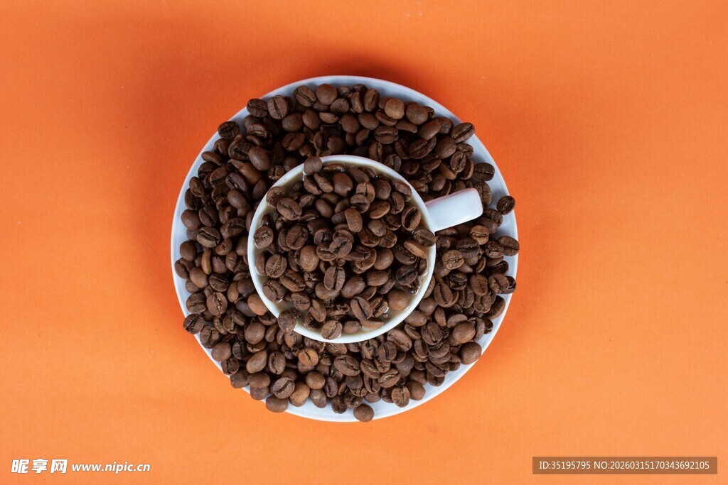 橙色背景上的咖啡杯与咖啡豆