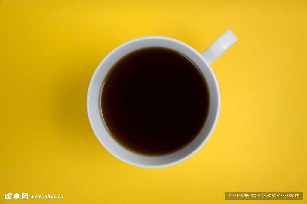 黄色背景上的一杯咖啡