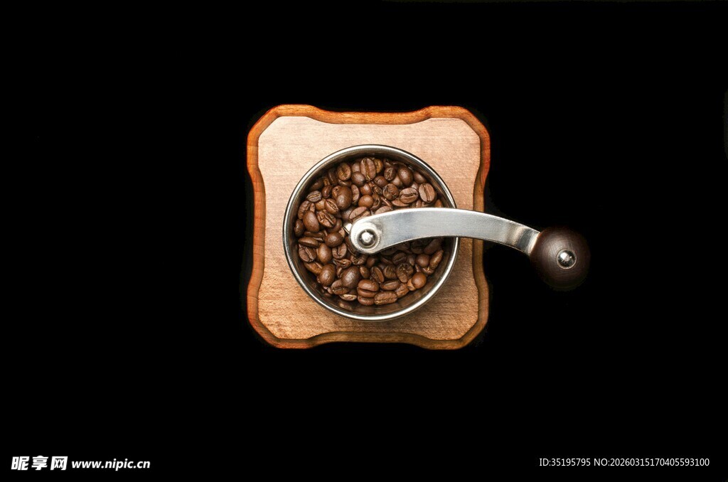 复古咖啡研磨器与咖啡豆
