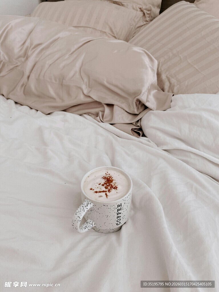 床上的咖啡杯与慵懒氛围